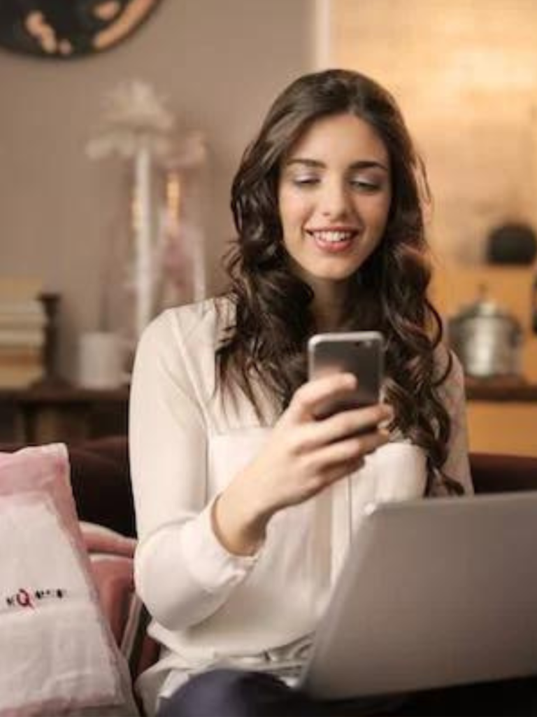 mulher-sorrindo-olhando-para-o-celular